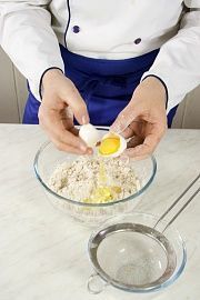 Приготовление блюда по рецепту - Плоский хлеб с маслинами и луком. Шаг 2