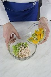 Приготовление блюда по рецепту - Салат-коктейль с индейкой, мандаринами и киви. Шаг 3