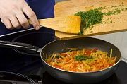 Приготовление блюда по рецепту - Картофельный рулет с овощной начинкой. Шаг 5