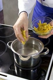 Приготовление блюда по рецепту - Пенне в томатном соусе с баклажанами. Шаг 3