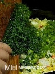 Приготовление блюда по рецепту - Салат из крабовых палочек с пекинской капустой. Шаг 5