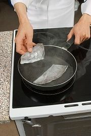 Приготовление блюда по рецепту - Рыба в рассольном соусе. Шаг 2