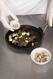 Приготовление блюда по рецепту - Салат из баранины с грибами. Шаг 2