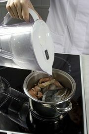 Приготовление блюда по рецепту - Бульон рыбный с пельменями. Шаг 1