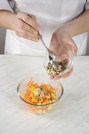 Приготовление блюда по рецепту - Салат фруктовый с морковью. Шаг 3