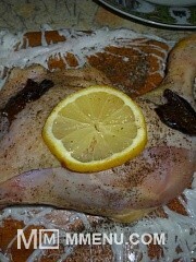 Приготовление блюда по рецепту - Курица с лимоном и черносливом в сетке.. Шаг 3
