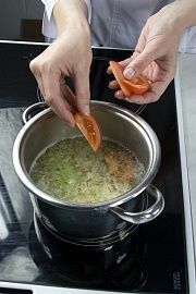 Приготовление блюда по рецепту - Острый суп с перепелами. Шаг 4