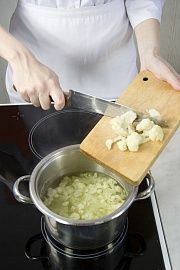 Приготовление блюда по рецепту - Суп-пюре с цветной капустой. Шаг 2