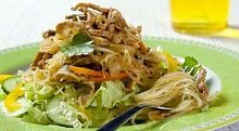 Рецепт - Горячий салат со свининой и рисовой лапшой