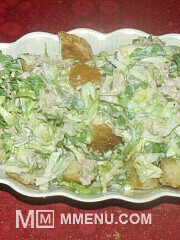 Приготовление блюда по рецепту - Салат с молодой капусты с тунцом и сухариками. Шаг 6