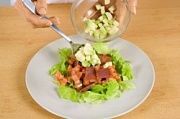 Приготовление блюда по рецепту - Зимний салат с копченой форелью. Шаг 10
