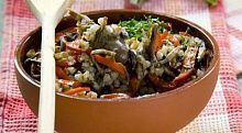Рецепт - Гречневая каша с куриными сердечками, грибами и овощами