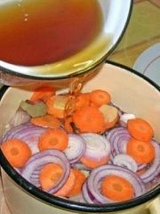 Приготовление блюда по рецепту - Селёдка маринованная в белом вине с морковью. Шаг 6