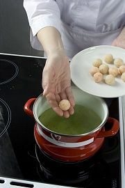 Приготовление блюда по рецепту - Суп с фрикадельками из рыбы и креветок. Шаг 6