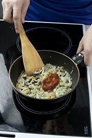 Приготовление блюда по рецепту - Солянка с копченой курицей. Шаг 2