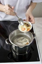 Приготовление блюда по рецепту - Бульон с фрикадельками. Шаг 1