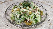 Рецепт - Зелёный салат с капустой, огурцами и зелёным горошком