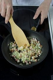 Приготовление блюда по рецепту - Суп с индейкой и кедровыми орешками. Шаг 1