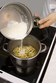 Приготовление блюда по рецепту - Суп молочный с овощами. Шаг 2