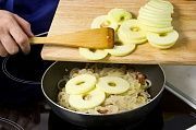 Приготовление блюда по рецепту - Пикантный пирог с беконом яблоками. Шаг 4