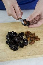 Приготовление блюда по рецепту - Чернослив с орехами и взбитыми сливками. Шаг 1