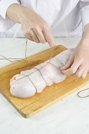 Приготовление блюда по рецепту - Рулет из курицы с клюквенным желе. Шаг 3