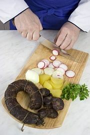 Приготовление блюда по рецепту - Картофельный салат с колбасой. Шаг 1