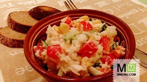 Пёстрый салат с овощами и рисом