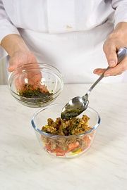 Приготовление блюда по рецепту - Панзанелла (Салат из овощей с сухариками). Шаг 6