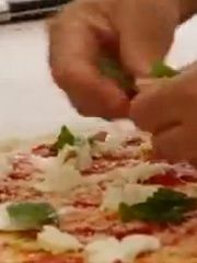 Приготовление блюда по рецепту - Пицца Маргарита классическая от Дженаро Контальдо. Шаг 8