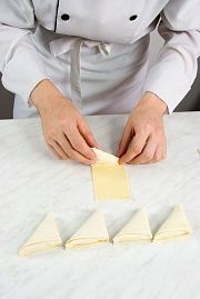Приготовление блюда по рецепту - Треугольники с сыром. Шаг 3