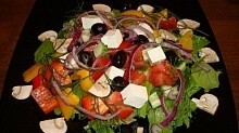 Рецепт - классический греческий салат с брынзой.