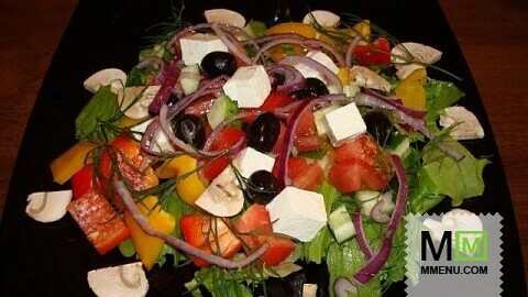 классический греческий салат с брынзой.