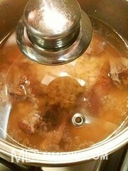 Приготовление блюда по рецепту - Гороховый суп с копчёными рёбрышками. Шаг 5