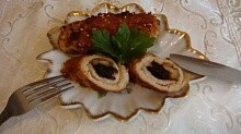 Рецепт - Куриные рулетики с черносливом,грецким орехом и сыром
