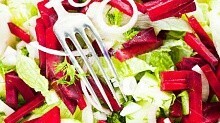 Рецепт - Свекольный салат с финиками и орехами