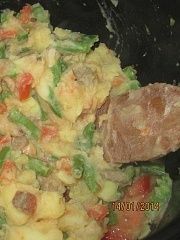 Приготовление блюда по рецепту - Картофель с мясом, помидором  фасолью. Шаг 4