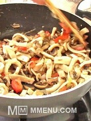 Приготовление блюда по рецепту - Кальмары с грибами. Шаг 3