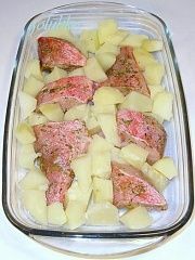 Приготовление блюда по рецепту - Окунь запеченный с картофелем под сырной корочкой. Шаг 7