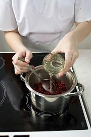 Приготовление блюда по рецепту - Желе из красных ягод и вина. Шаг 1