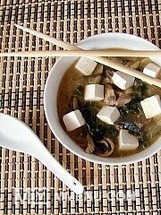 Приготовление блюда по рецепту - Мисо-суп с шампиньонами и ламинарией. Шаг 6
