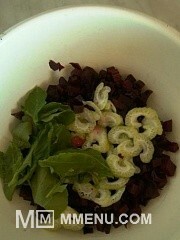 Приготовление блюда по рецепту - Салат из свеклы с сельдереем. Шаг 4