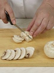 Приготовление блюда по рецепту - Гречневая каша с грибами и овощами. Шаг 2