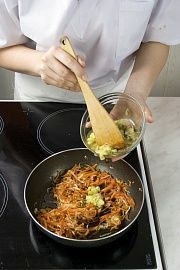 Приготовление блюда по рецепту - Овощная икра с чесноком. Шаг 5