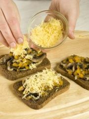 Приготовление блюда по рецепту - Тосты с грибами и тыквой. Шаг 3