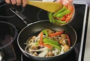 Приготовление блюда по рецепту - Пилав из птицы с овощами. Шаг 5
