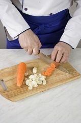 Приготовление блюда по рецепту - Тушеная рыба с морковью. Шаг 2