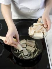 Приготовление блюда по рецепту - Рыба в сметанном соусе. Шаг 2