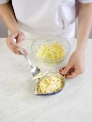 Приготовление блюда по рецепту - Салат из сыра с яблоками. Шаг 3