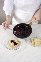 Приготовление блюда по рецепту - Блинчики с ягодами. Шаг 5